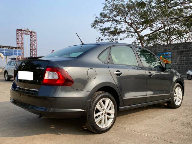 https://images10.gaadi.com/usedcar_image/4316277/original/processed_5f60094a288f0cd1ad3956eae325b7be.jpg?imwidth=6402