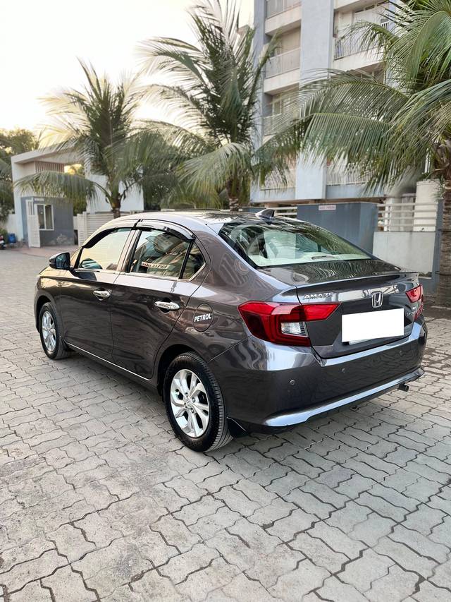 https://images10.gaadi.com/usedcar_image/4316374/original/processed_a020847b6c3cb98381c80f767a33dee3.jpg?imwidth=6402