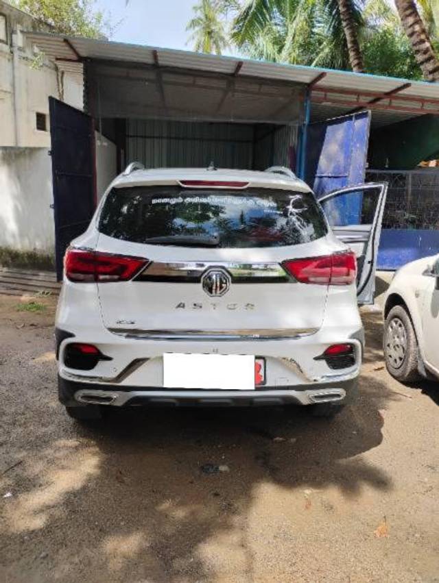 https://images10.gaadi.com/usedcar_image/4316715/original/processed_3e9dc530-bca9-4770-af8a-e6f12563b918.jpg?imwidth=6401