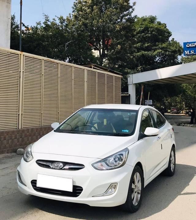 https://images10.gaadi.com/usedcar_image/4317046/original/processed_c007775cb4f0158d9c19f7efc3e16fe3.jpg?imwidth=6402