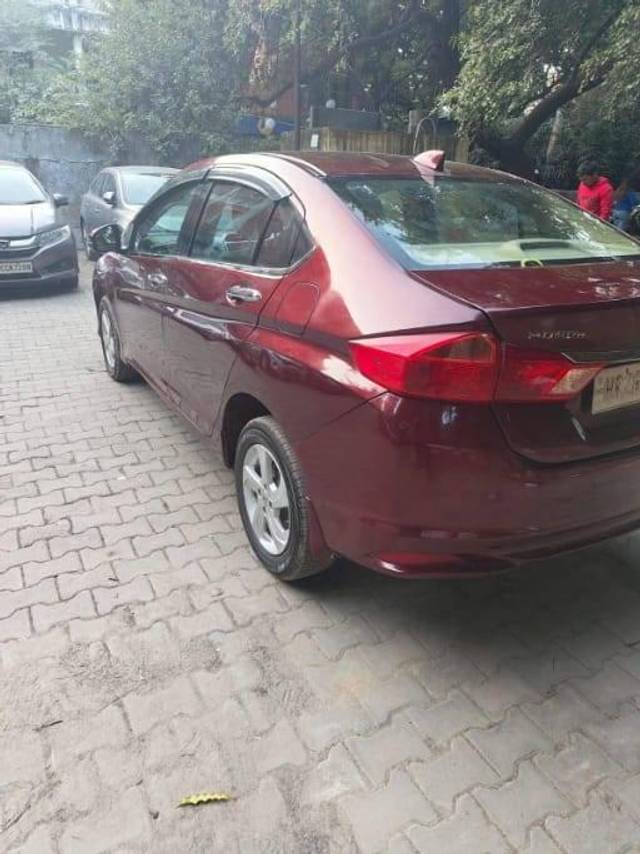 https://images10.gaadi.com/usedcar_image/4317392/original/processed_755e21bd0b7e3e7c0ea0cee3acf360ad.jpg?imwidth=6402