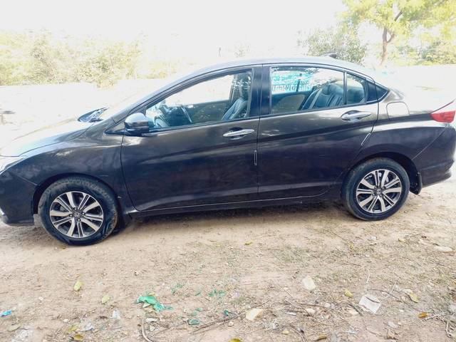 https://images10.gaadi.com/usedcar_image/4317562/original/processed_540f3165ef1e8c60a4386bed1f2ed4fd.jpg?imwidth=6402