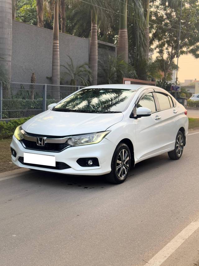 https://images10.gaadi.com/usedcar_image/4317762/original/processed_4a6ccd709e86fc52dd30dc38298a92fc.jpg?imwidth=6402