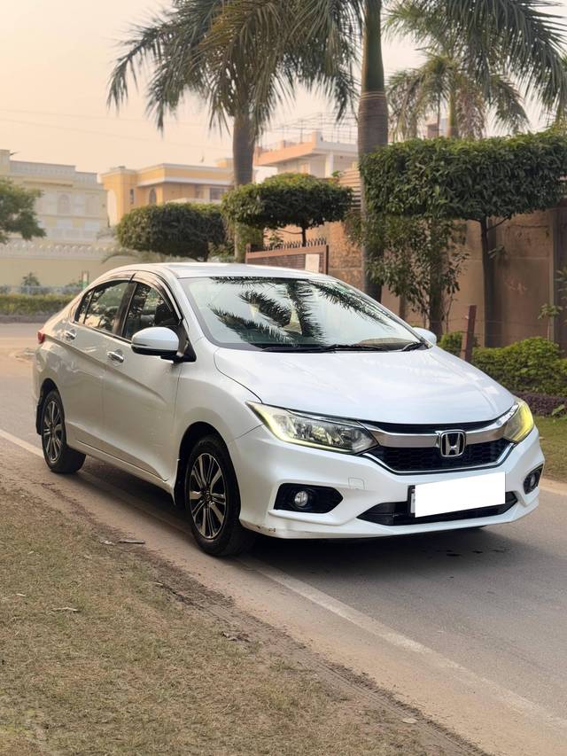 https://images10.gaadi.com/usedcar_image/4317762/original/processed_8c0905bbf63275ffb1207c2f7d0ed222.jpg?imwidth=6400