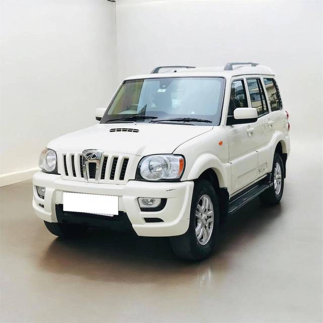 https://images10.gaadi.com/usedcar_image/4318497/original/processed_6fa69edb5630bec48236b67b6b6fd1ae.jpg?imwidth=6402