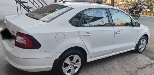 https://images10.gaadi.com/usedcar_image/4318737/original/processed_07f3f349-a651-4cd4-a627-dd2ae8c079bb.jpg?imwidth=6400