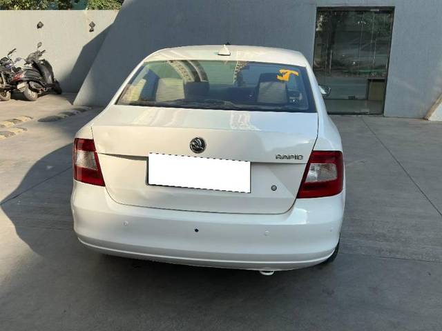 https://images10.gaadi.com/usedcar_image/4318952/original/processed_542cfe5e-792d-477a-ab6c-10b7b3b5bc15.jpeg?imwidth=6401