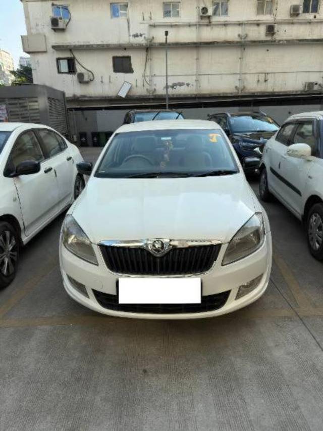 https://images10.gaadi.com/usedcar_image/4318952/original/processed_e0ec81c9-19e9-468b-b592-3d14d26bca32.jpeg?imwidth=6400