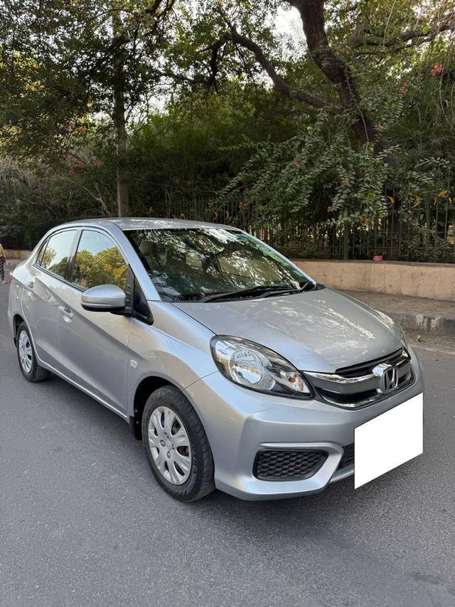 https://images10.gaadi.com/usedcar_image/4319215/original/processed_b321e3b0dd753defd6f812b4f1c28f4a.jpg?imwidth=6400