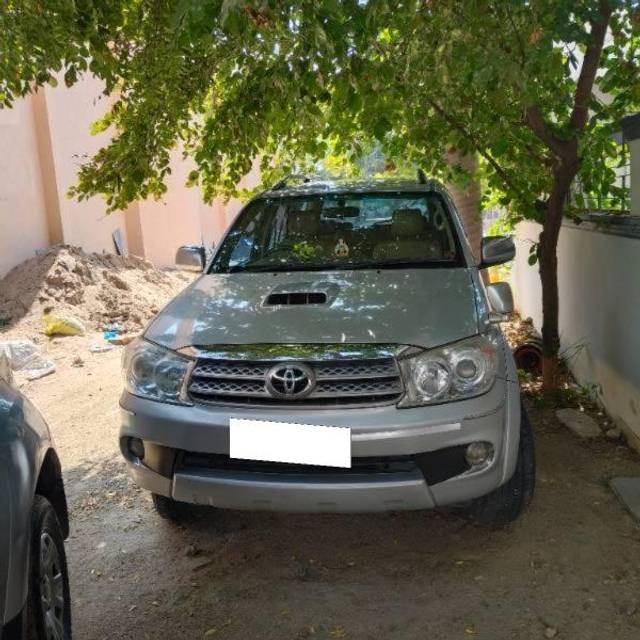 https://images10.gaadi.com/usedcar_image/4319321/original/processed_d86bcc45-1dd4-4503-9948-978df818fb45.jpg?imwidth=6400