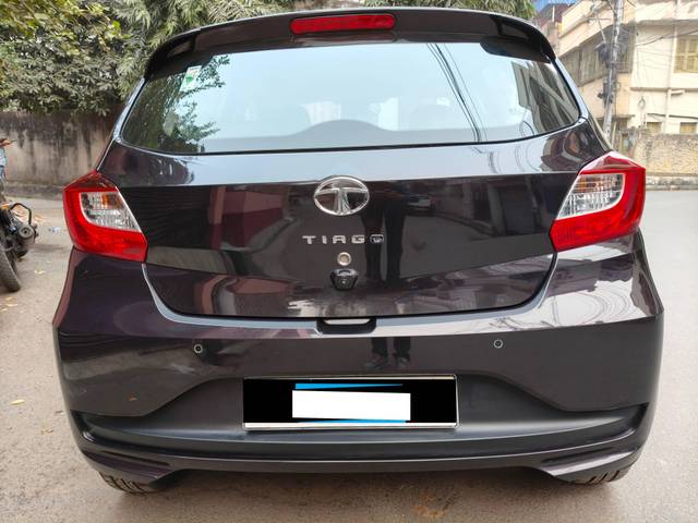 https://images10.gaadi.com/usedcar_image/4319347/original/processed_0568fa46f61409f04d9c1dbcf7300517.jpg?imwidth=6402