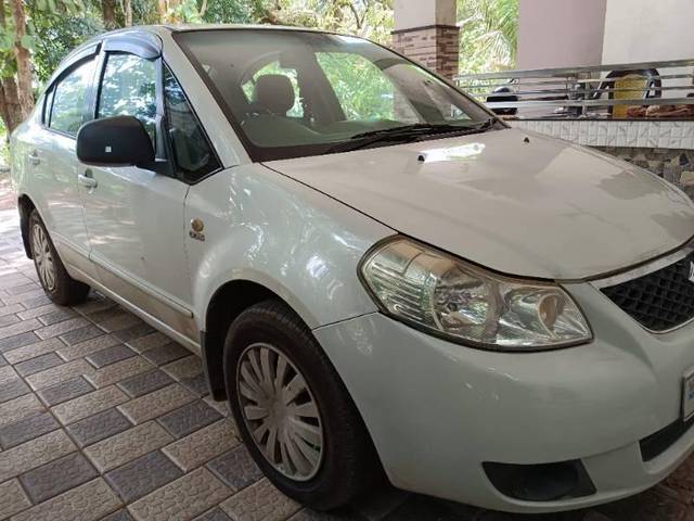 https://images10.gaadi.com/usedcar_image/4319479/original/processed_38f8d475-fb81-461e-b73e-43d27223c8ad.jpg?imwidth=6401