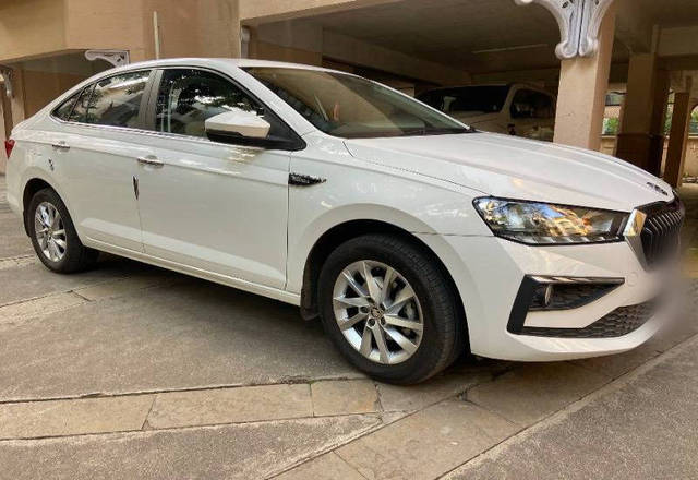 https://images10.gaadi.com/usedcar_image/4319563/original/34a6813ba24bfac9802147152d775600.jpg?imwidth=6402