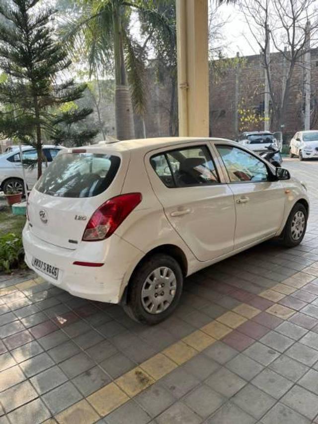 https://images10.gaadi.com/usedcar_image/4319585/original/processed_8c472075-fa1b-4188-868f-18c5278f0600.jpg?imwidth=6402