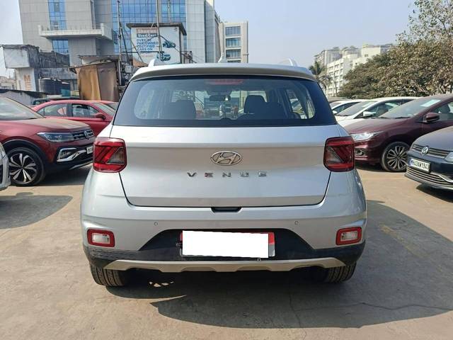 https://images10.gaadi.com/usedcar_image/4319686/original/processed_02ffa0eb6e4581d708746ec67e17bc09.jpg?imwidth=6402