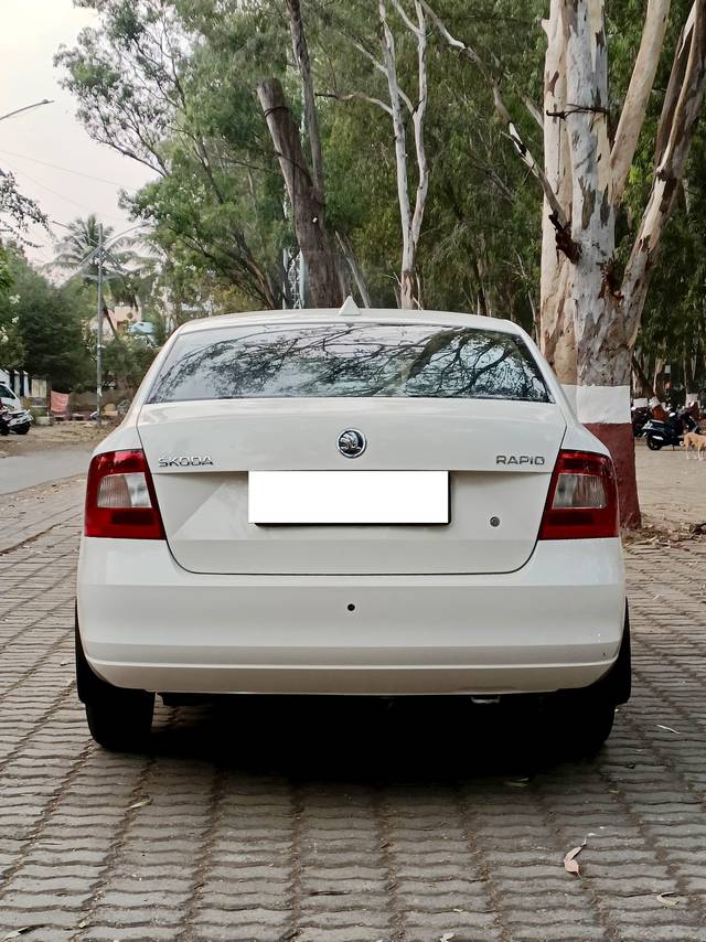 https://images10.gaadi.com/usedcar_image/4319823/original/processed_7bb4a4b02d0f183baca0144f63a1ec05.jpg?imwidth=6402