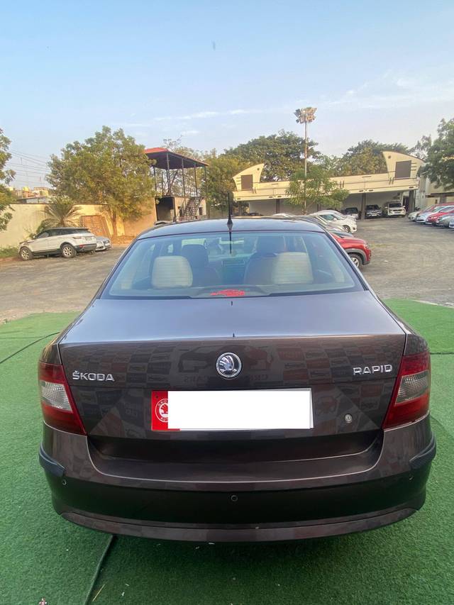 https://images10.gaadi.com/usedcar_image/4321377/original/processed_aeaad4f435bef5d2ed5605b3da81645a.jpg?imwidth=6402