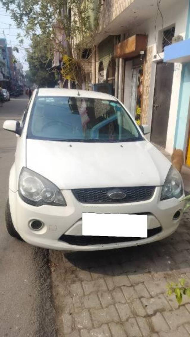 https://images10.gaadi.com/usedcar_image/4321536/original/processed_0cc671b2-125c-43bb-ab34-d4418280c26e.jpg?imwidth=6400