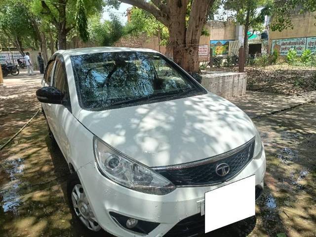 https://images10.gaadi.com/usedcar_image/4321760/original/processed_80c6108a-ee6b-4371-8da6-553c467114e8.jpg?imwidth=6400