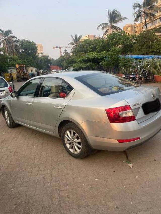 https://images10.gaadi.com/usedcar_image/4321958/original/ca02187e3a09c21ed8bdc503b5112cba.jpeg?imwidth=6402