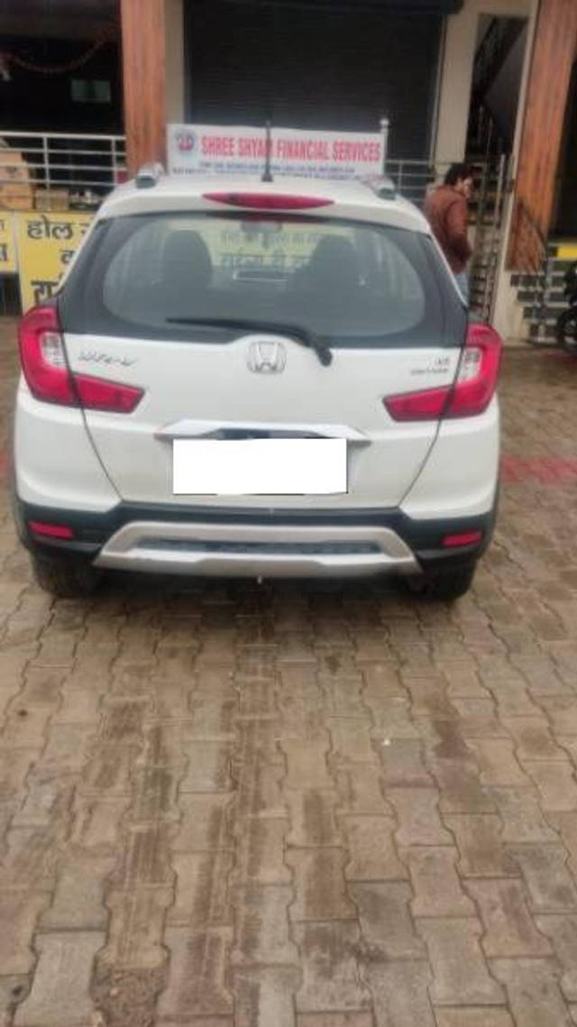 https://images10.gaadi.com/usedcar_image/4322129/original/processed_58e63533-e884-4c0f-8770-02bdd891374a.jpg?imwidth=6401