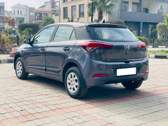 https://images10.gaadi.com/usedcar_image/4322170/original/processed_9f8229a14fce489be62edc0e4beca1bb.jpg?imwidth=6402