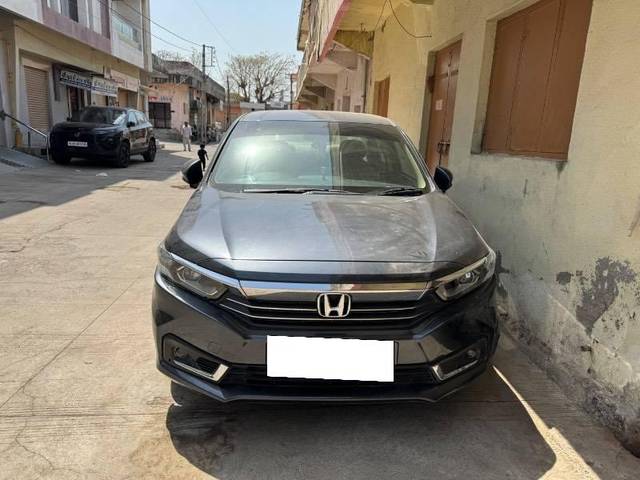 https://images10.gaadi.com/usedcar_image/4322248/original/processed_9e504eee-6d37-47de-b120-0b166722ec56.jpeg?imwidth=6400