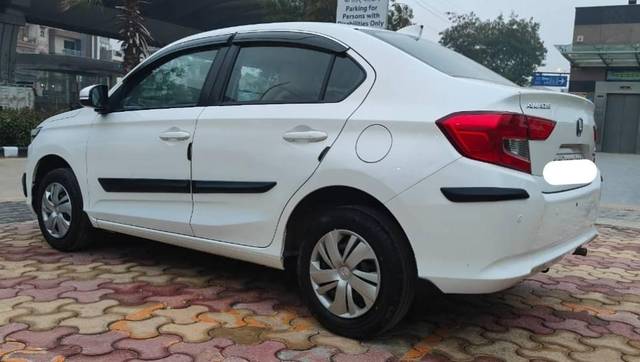 https://images10.gaadi.com/usedcar_image/4322354/original/processed_55e3184e474361865e9a3662c7246124.jpg?imwidth=6401