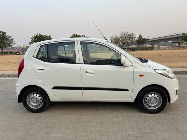 https://images10.gaadi.com/usedcar_image/4322432/original/a50bac46fa25a159233f0aef1668e303.jpg?imwidth=6402