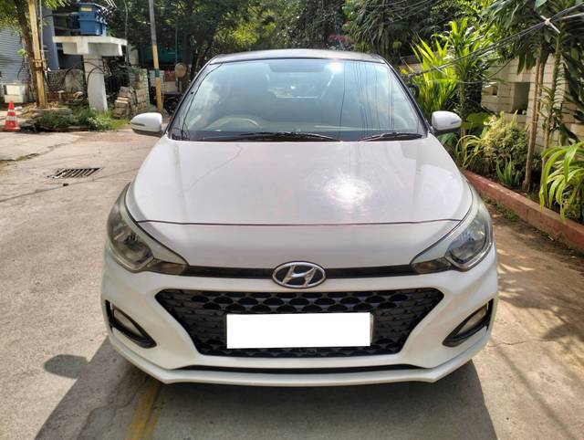 https://images10.gaadi.com/usedcar_image/4322970/original/processed_4b4e1e89d5f442278637f2b06b5ab270.jpg?imwidth=6400