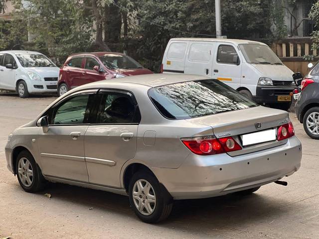 https://images10.gaadi.com/usedcar_image/4323034/original/processed_99f629a36f44cba05f0aa58fc4a03707.jpg?imwidth=6402