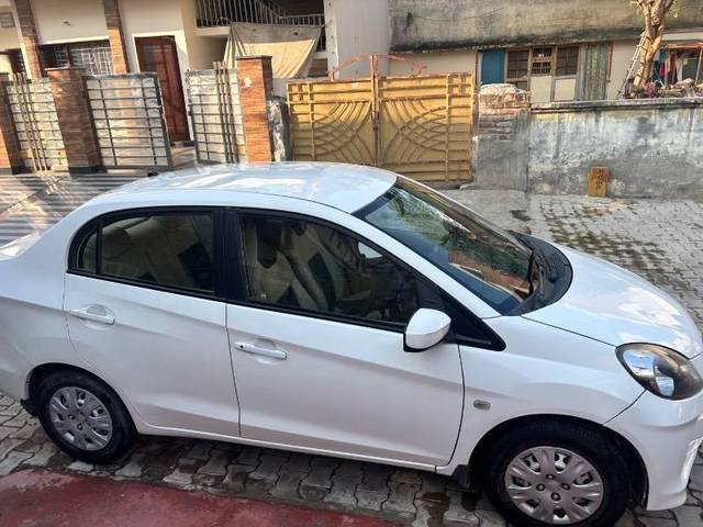 https://images10.gaadi.com/usedcar_image/4323171/original/processed_954d7933-7ba8-4ade-a8b9-4b0526ea5329.jpeg?imwidth=6401