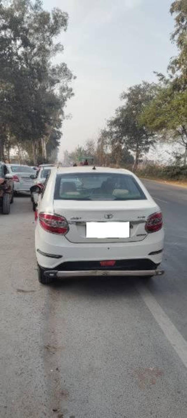 https://images10.gaadi.com/usedcar_image/4323260/original/processed_b98ed055-8f60-47fc-b9b9-b4108eca9ead.jpg?imwidth=6401