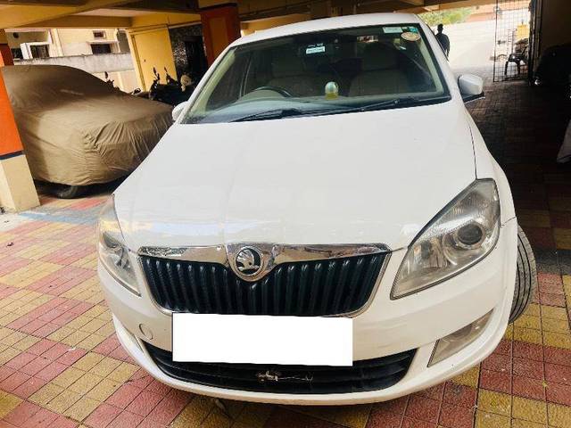 https://images10.gaadi.com/usedcar_image/4323594/original/a3a703a74965d54ff7bbaa793b87a25e.jpeg?imwidth=6400