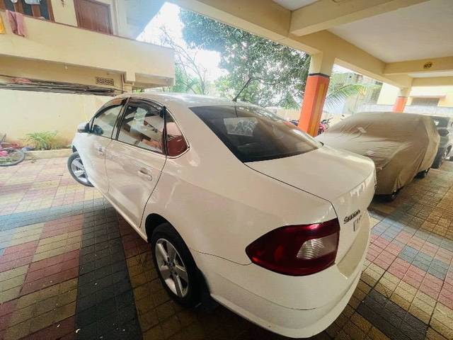 https://images10.gaadi.com/usedcar_image/4323594/original/f0bfa6a8d711178c70b05bb29d379b93.jpeg?imwidth=6402