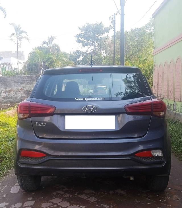 https://images10.gaadi.com/usedcar_image/4323805/original/processed_4d672bd01faa606541235f27c12497fa.jpg?imwidth=6401