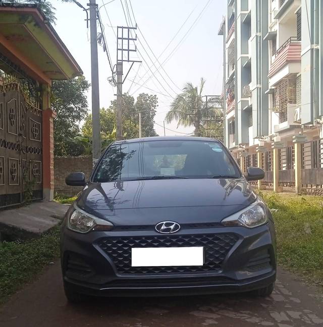 https://images10.gaadi.com/usedcar_image/4323805/original/processed_e51fc2b544aed3b5ccbb25c6714d4155.jpg?imwidth=6402