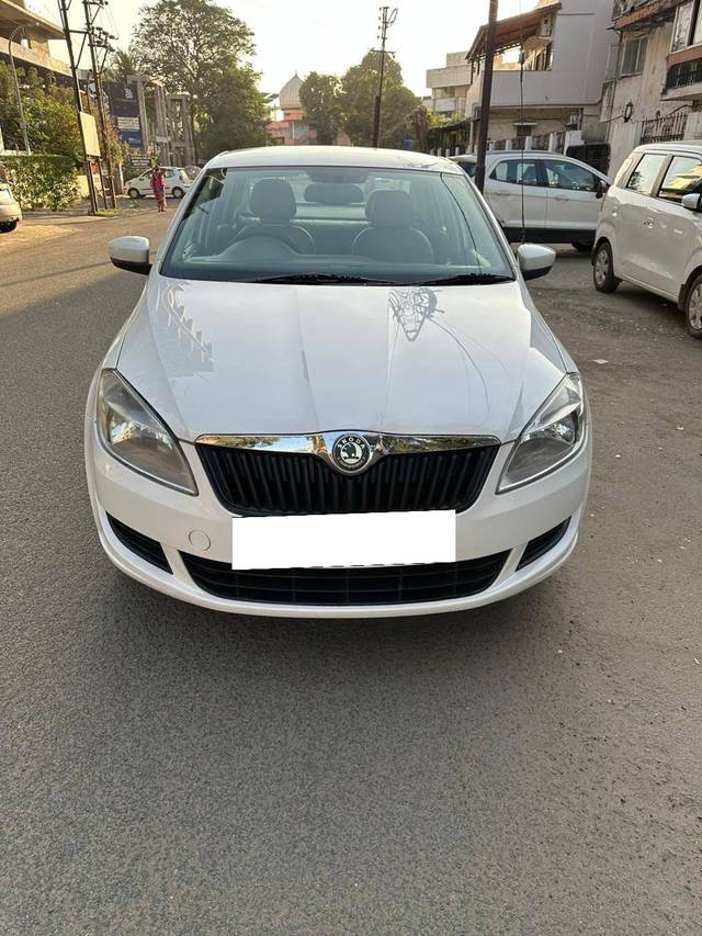 https://images10.gaadi.com/usedcar_image/4323884/original/processed_ea0984b2ecdda1090e711dd901e0644f.jpg?imwidth=6402