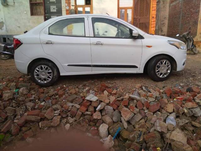 https://images10.gaadi.com/usedcar_image/4324049/original/8135b7d7ddfd5bb6187784463bf07197.jpg?imwidth=6402