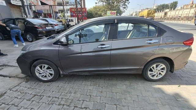 https://images10.gaadi.com/usedcar_image/4324070/original/processed_5142f22f-8447-47be-8119-143f28423e26.jpeg?imwidth=6402