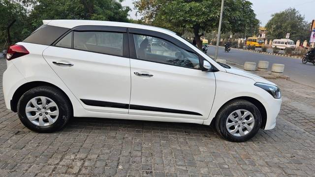 https://images10.gaadi.com/usedcar_image/4324336/original/processed_53dc47585938c17b0d90d590f8f7ba1e.jpg?imwidth=6401