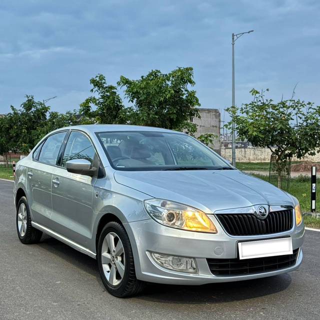 https://images10.gaadi.com/usedcar_image/4324371/original/processed_6b95b6a8a91a6a1c6d52a7db7c4fb375.jpg?imwidth=6400