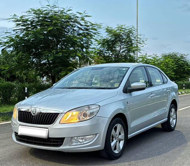 https://images10.gaadi.com/usedcar_image/4324371/original/processed_b21bbd79180bbaf0b11bb7017bc4e694.jpg?imwidth=6402