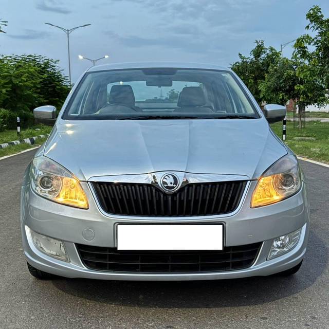 https://images10.gaadi.com/usedcar_image/4324371/original/processed_e6f6e3af2eb5abed9e58e1e7d51499a7.jpg?imwidth=6400