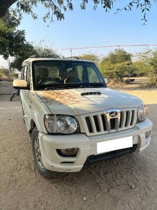 https://images10.gaadi.com/usedcar_image/4324580/original/processed_9537b724-0f59-48ee-87e1-1e7703eba375.jpg?imwidth=6400