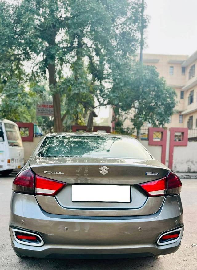 https://images10.gaadi.com/usedcar_image/4324661/original/processed_fcddcef0e4c2597244920df1e2826656.jpg?imwidth=6402