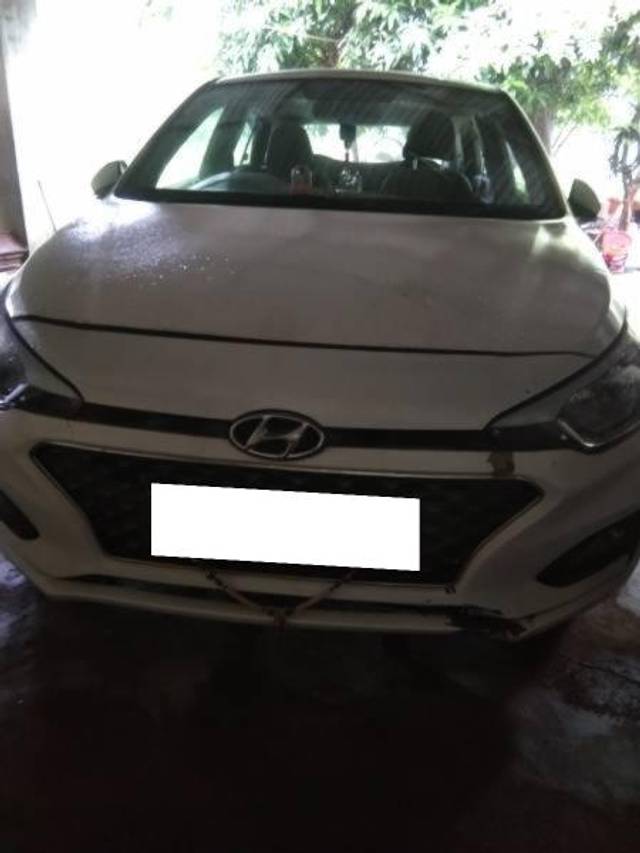 https://images10.gaadi.com/usedcar_image/4324956/original/processed_3721f231-3807-4bb8-86cb-5c9eebee484a.jpg?imwidth=6400