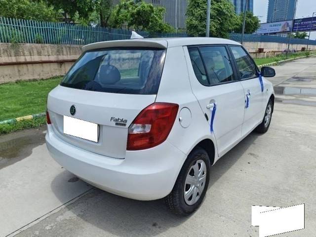 https://images10.gaadi.com/usedcar_image/4325107/original/processed_2b6955bcb07908fc5f792793aaa3c491.jpg?imwidth=6402