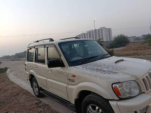 https://images10.gaadi.com/usedcar_image/4325515/original/processed_8ee555ab-4332-44cf-bdc8-03acdf0f0add.jpg?imwidth=6400