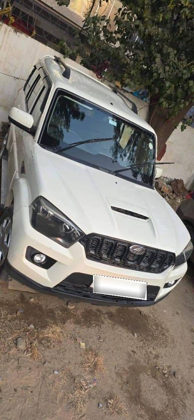 https://images10.gaadi.com/usedcar_image/4325669/original/processed_af8059adcfbee83b3678f981505c5966.jpg?imwidth=6402